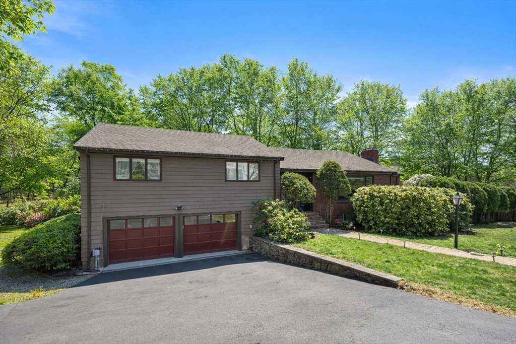 Click for 10 Stonewood Dr, Newton, MA slideshow