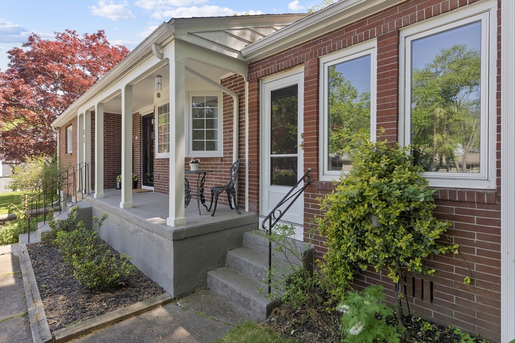 45 Pine Tree Dr