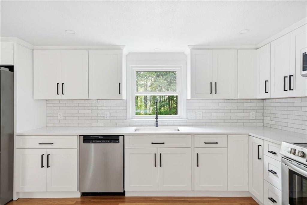 37 Orchard Dr, Pembroke, MA Photo #12