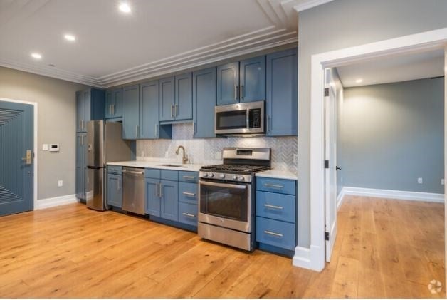 1467 Tremont 403