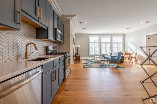 1467 Tremont 403