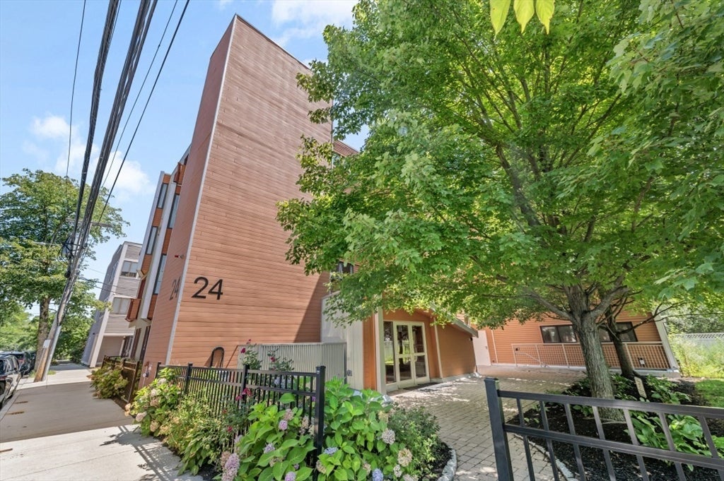 Photo of 24 Bay State Rd #5, Cambridge, MA