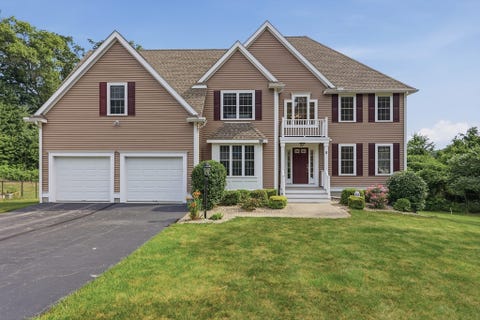 Photo of 8 Victoria Circle, Shrewsbury, MA 01545 (MLS # 73545260)