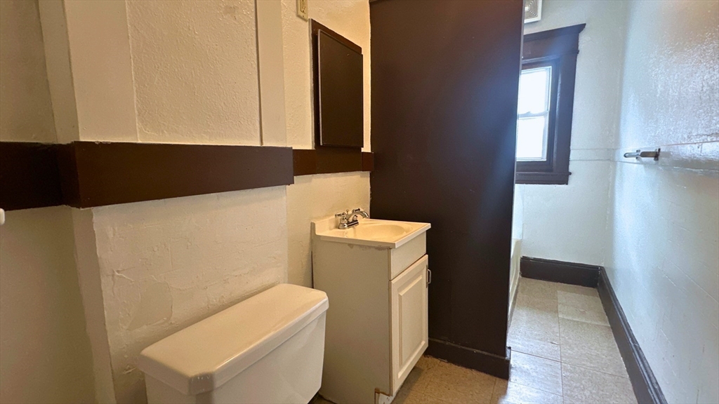 Springfield, Massachusetts 01108, United States, 3 Bedrooms Bedrooms, ,1 BathroomBathrooms,Residential,Active,241445