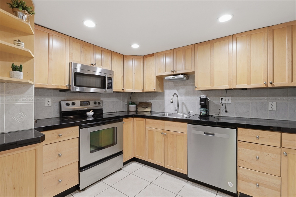 Photo of 10 Hazelwood Ave, Dracut, MA