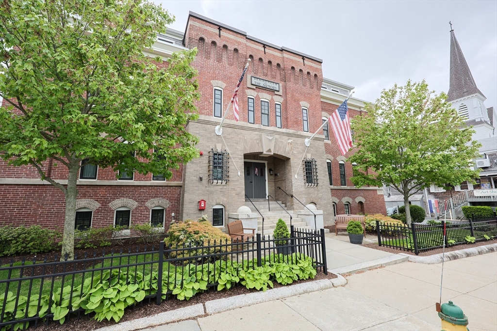 76 Court 12