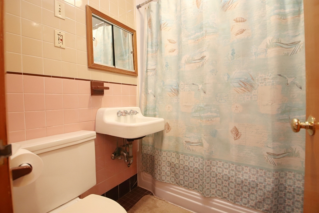 Saugus, Massachusetts 01906, United States, 2 Bedrooms Bedrooms, ,2 BathroomsBathrooms,Residential,Active,194594