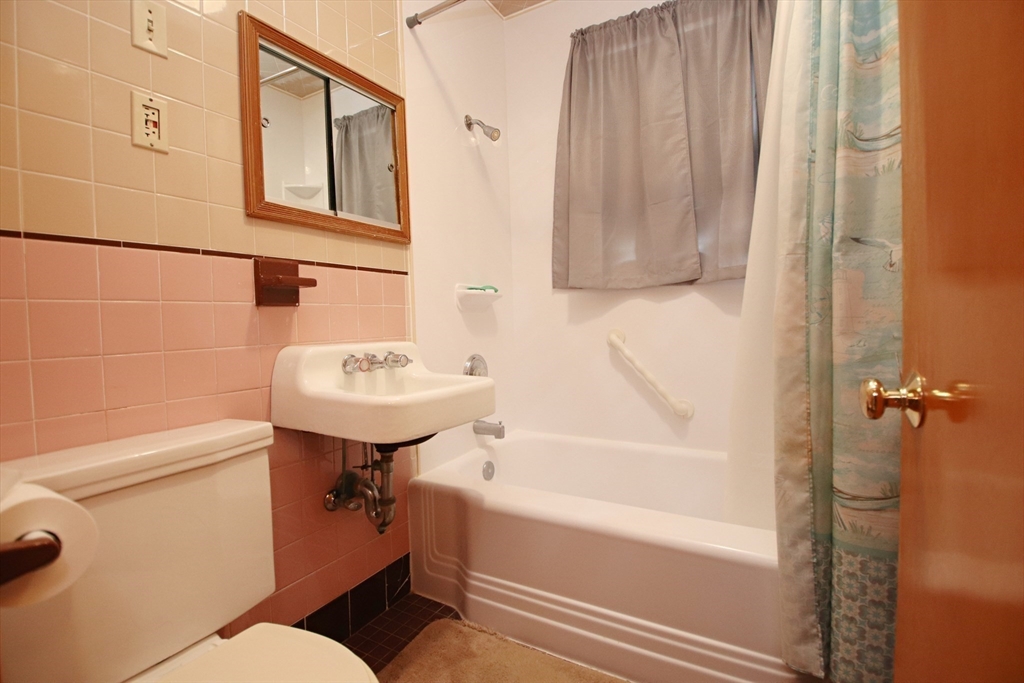 Saugus, Massachusetts 01906, United States, 2 Bedrooms Bedrooms, ,2 BathroomsBathrooms,Residential,Active,194594