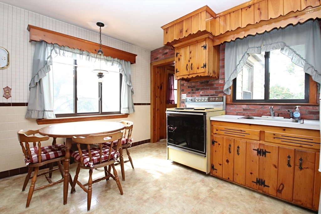 Saugus, Massachusetts 01906, United States, 2 Bedrooms Bedrooms, ,2 BathroomsBathrooms,Residential,Active,194594