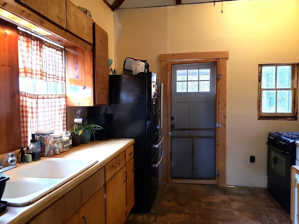 Huntington, Massachusetts 01050, United States, 3 Bedrooms Bedrooms, ,1 BathroomBathrooms,Residential,Active,235558