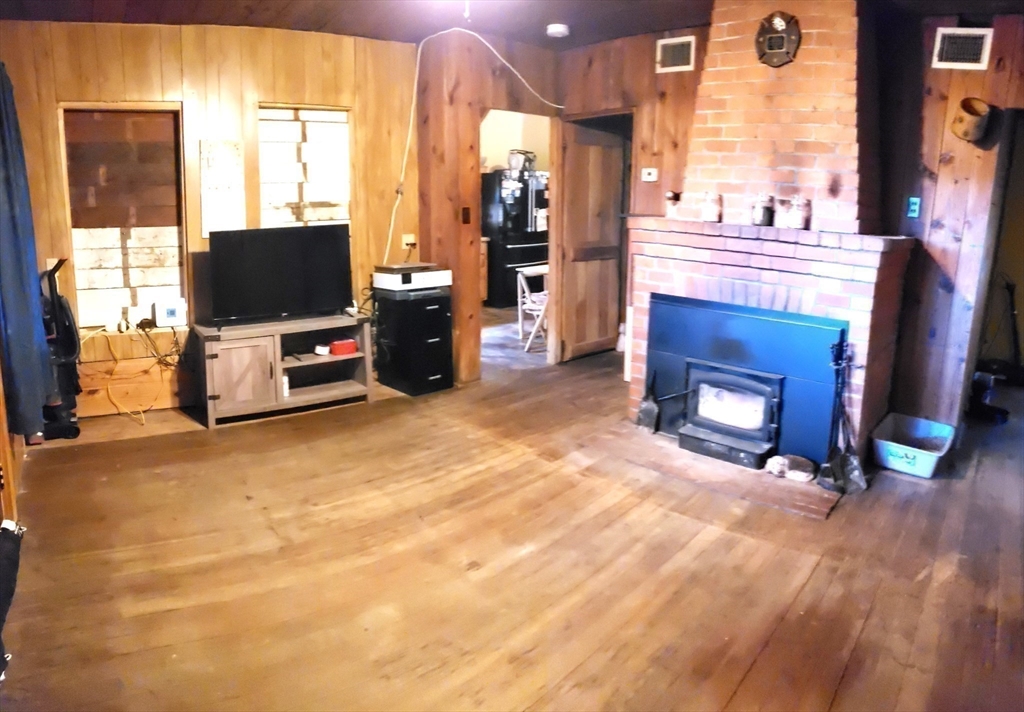 Huntington, Massachusetts 01050, United States, 3 Bedrooms Bedrooms, ,1 BathroomBathrooms,Residential,Active,235558