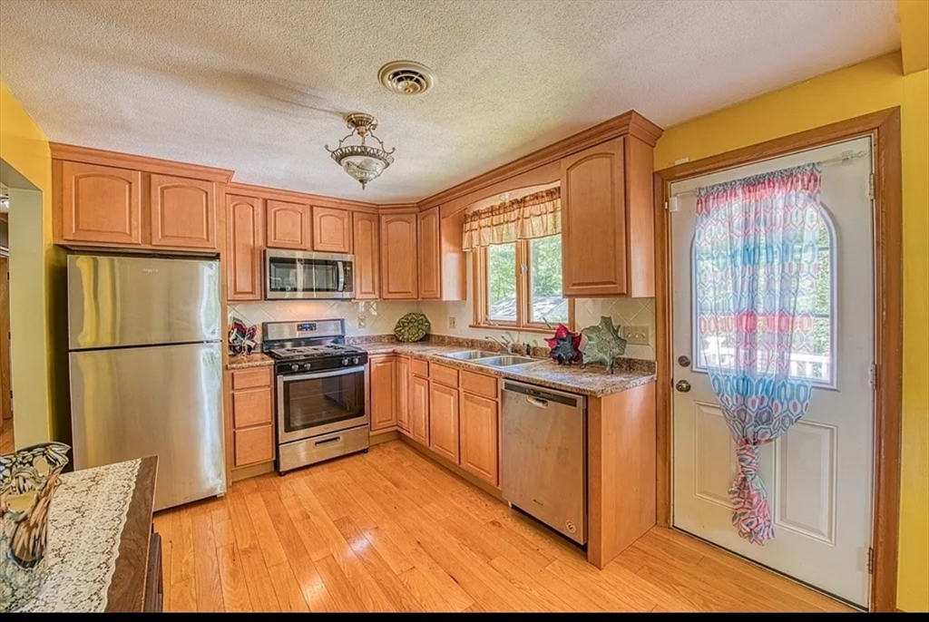 121 Bassick Cir