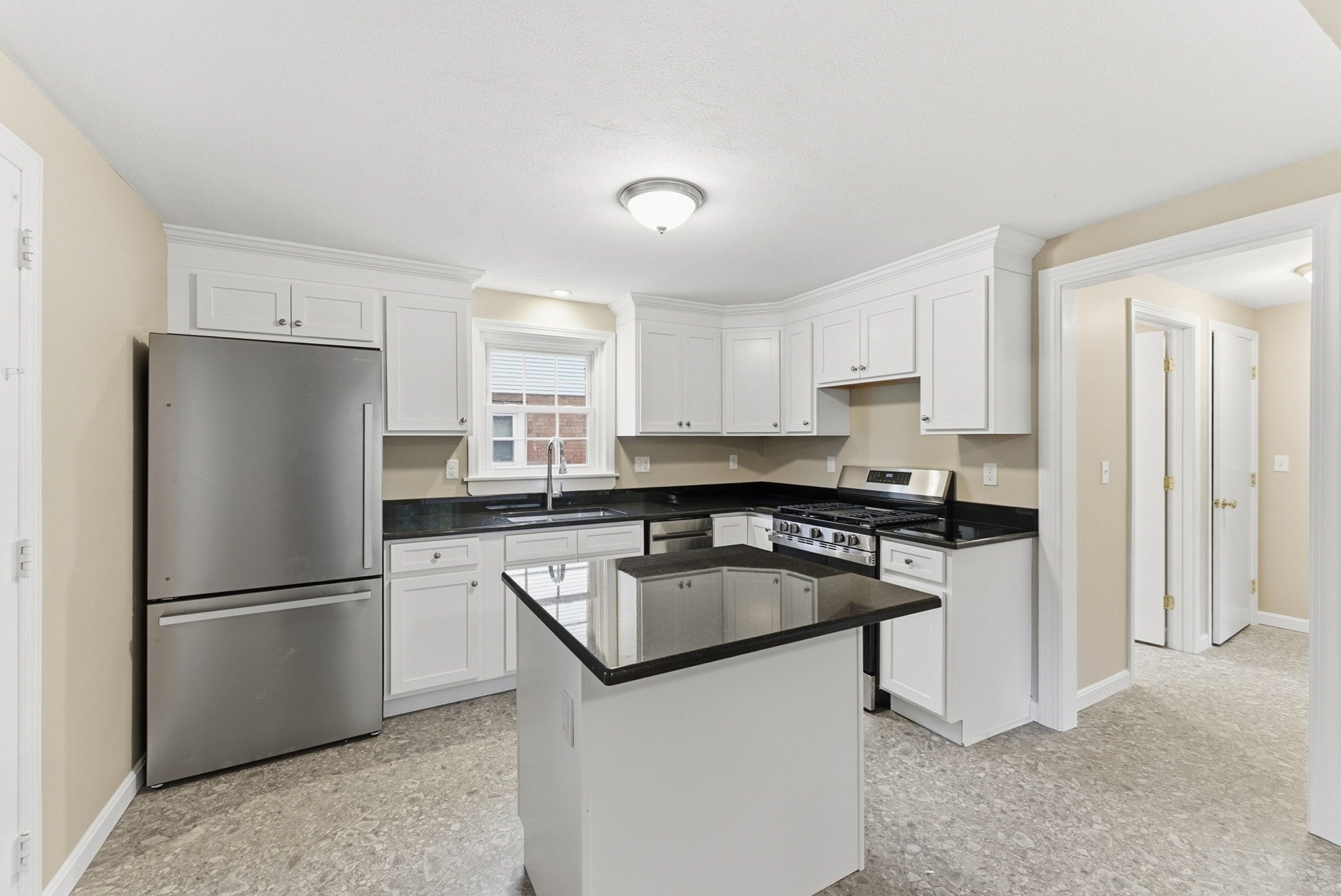 6 Bennington St, Springfield, MA Photo #3