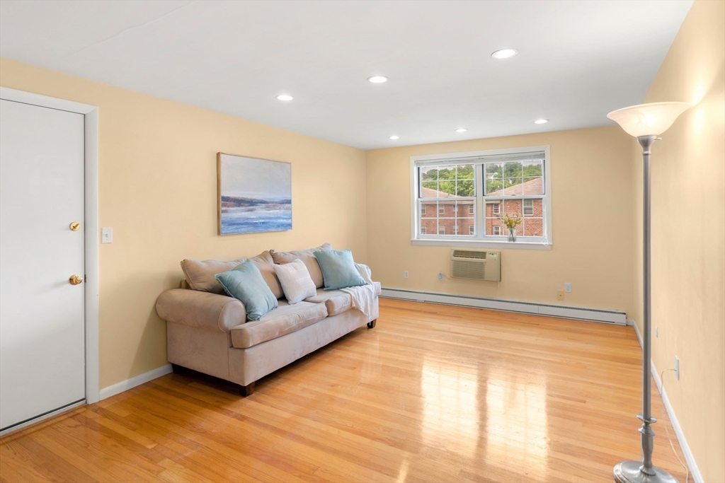 12 Colonial Village Dr 12