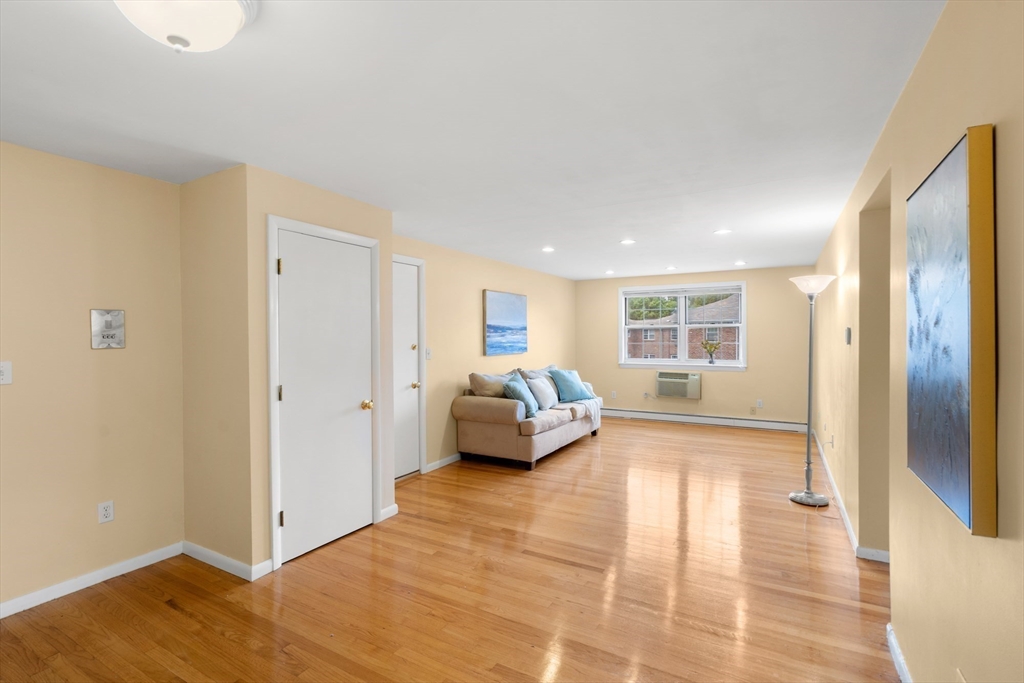 12 Colonial Village Dr 12