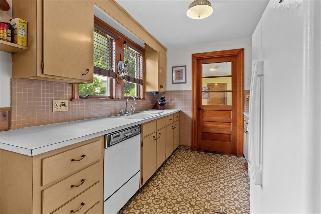 26 E Dexter Ave