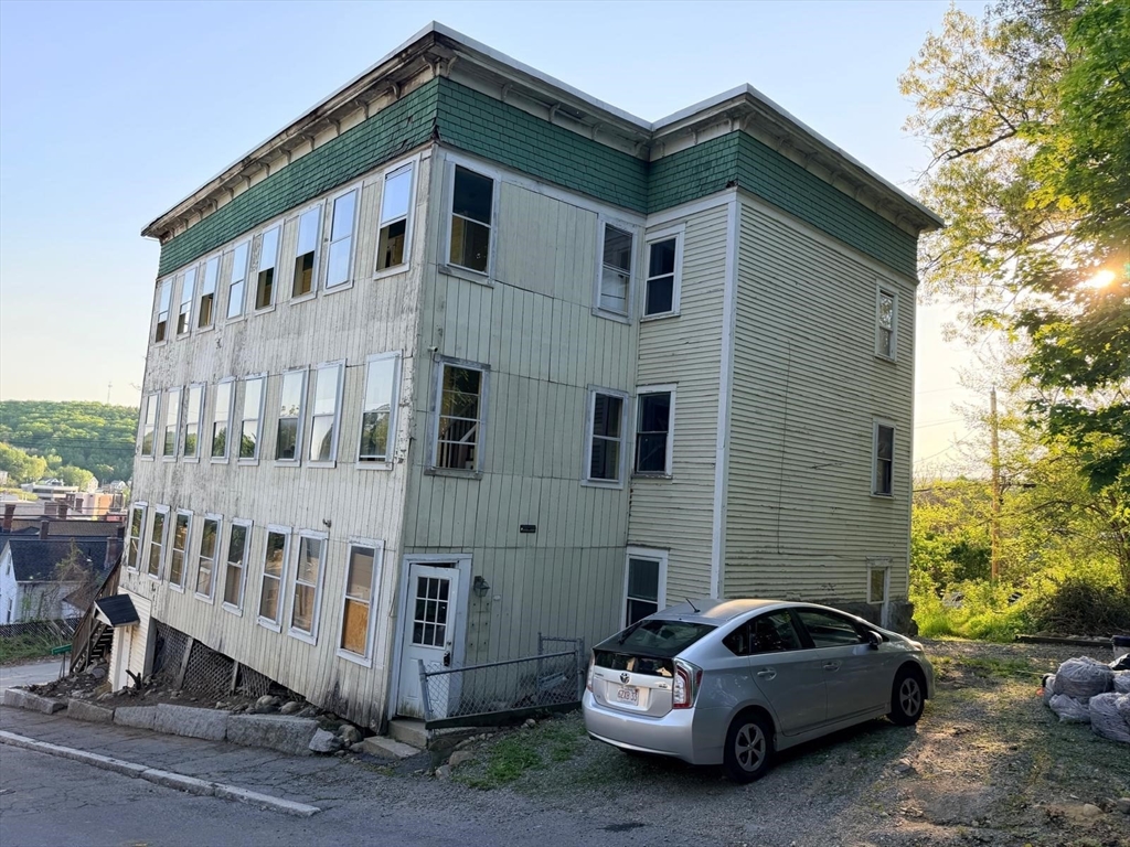 32 Mount Globe St