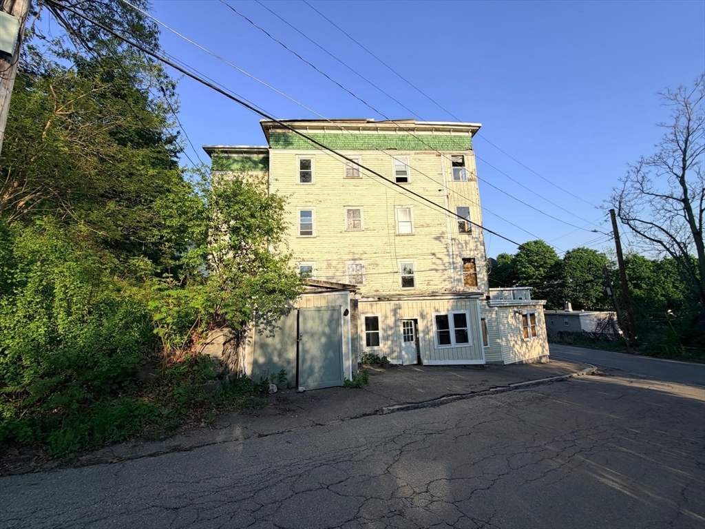 32 Mount Globe St