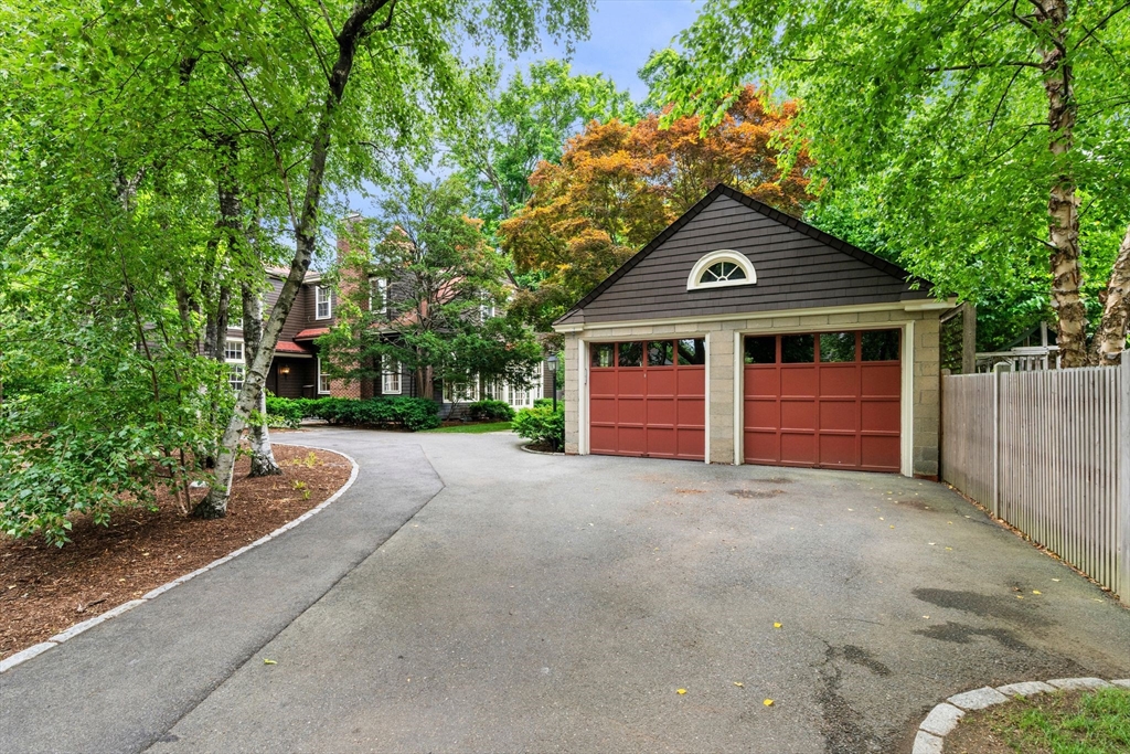 10 Traill St