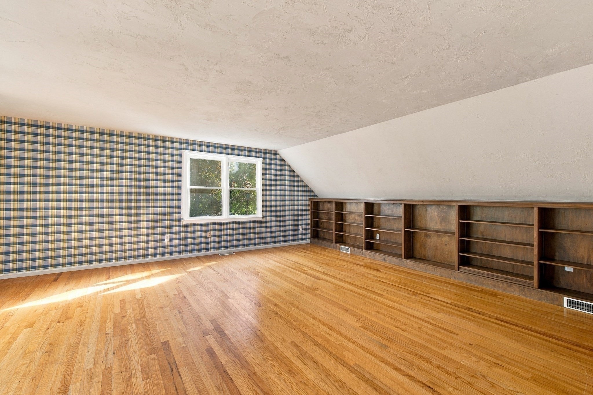 160 Saunders Rd, Norwood, MA Photo #32