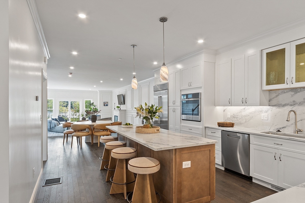 206 W Main St 8