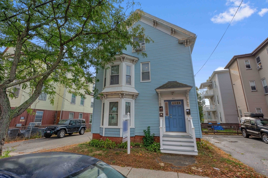 374 River St