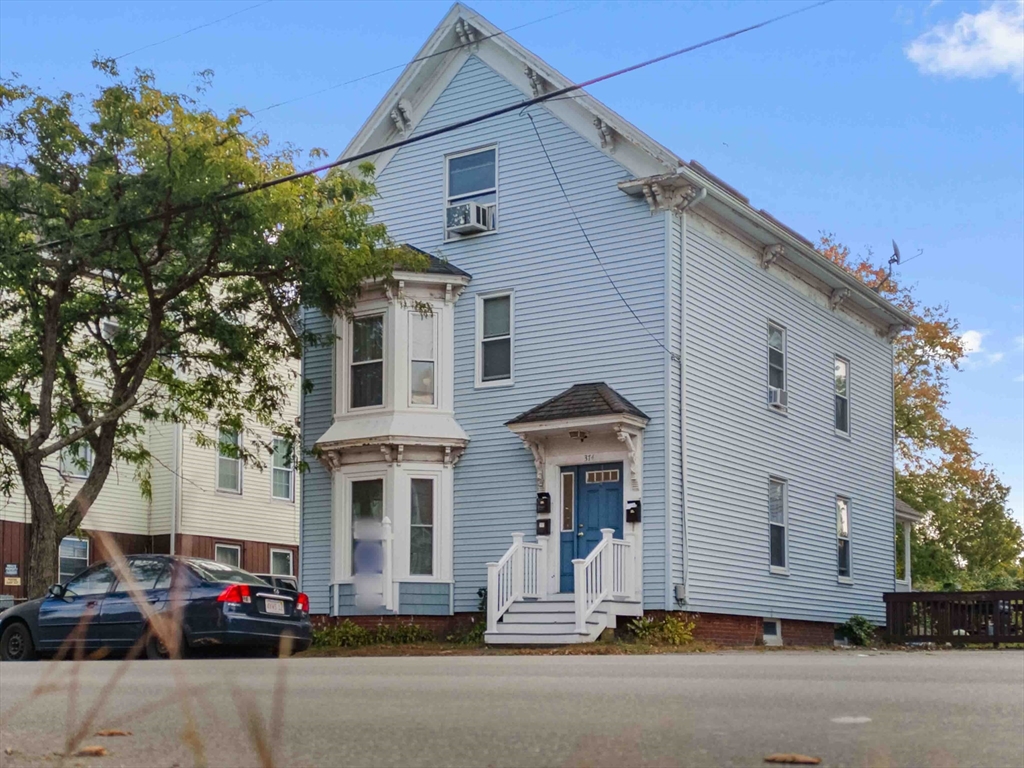 374 River St