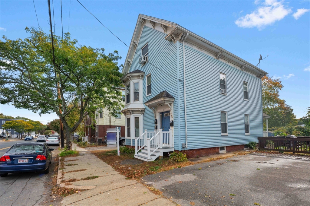 374 River St