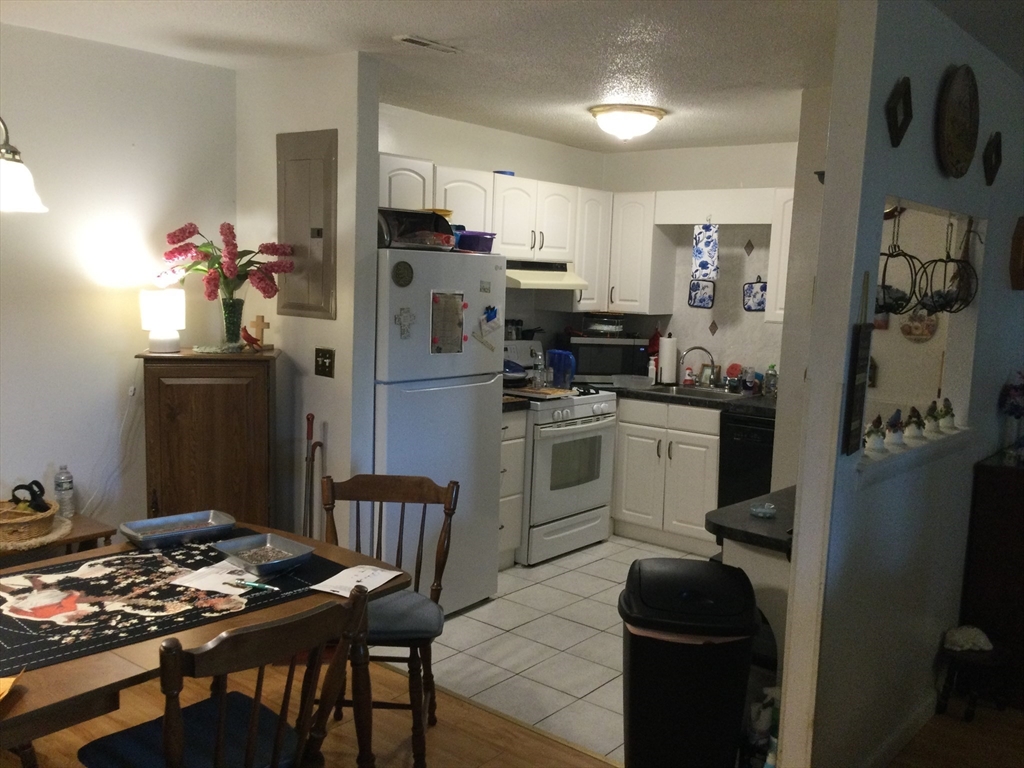 685 Oak Street 4-4
