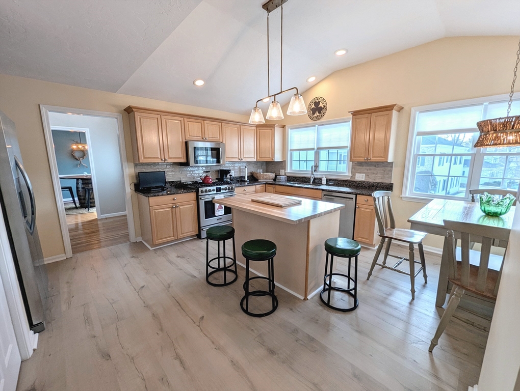 Franklin, Massachusetts 02038, United States, 3 Bedrooms Bedrooms, ,3 BathroomsBathrooms,Residential,Pending,81408