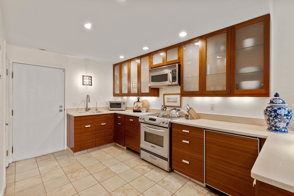 9 Appleton St 406