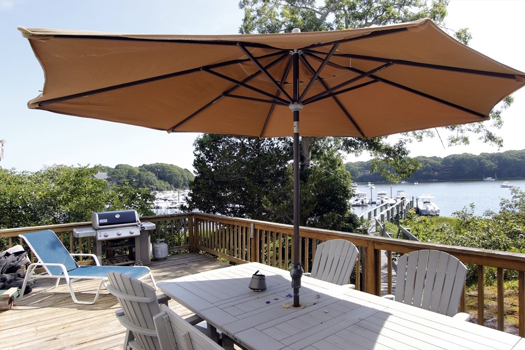 386 Mashpee Neck Rd