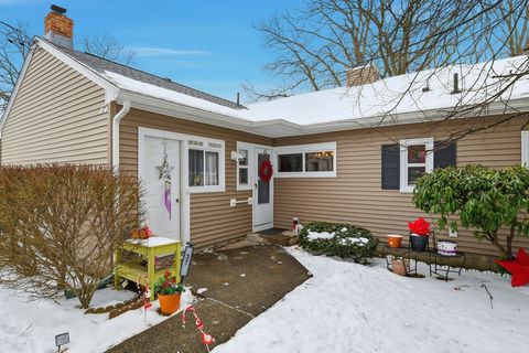 37 Greenwood Ter 37 Chicopee MA 01022