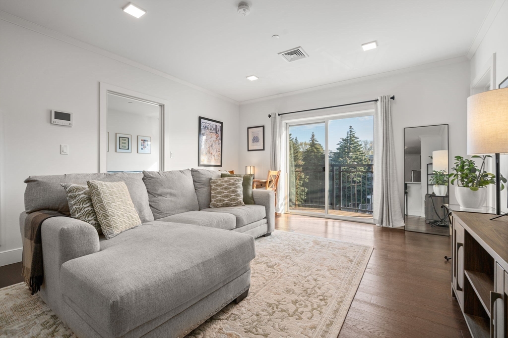 320 Maverick Street 303