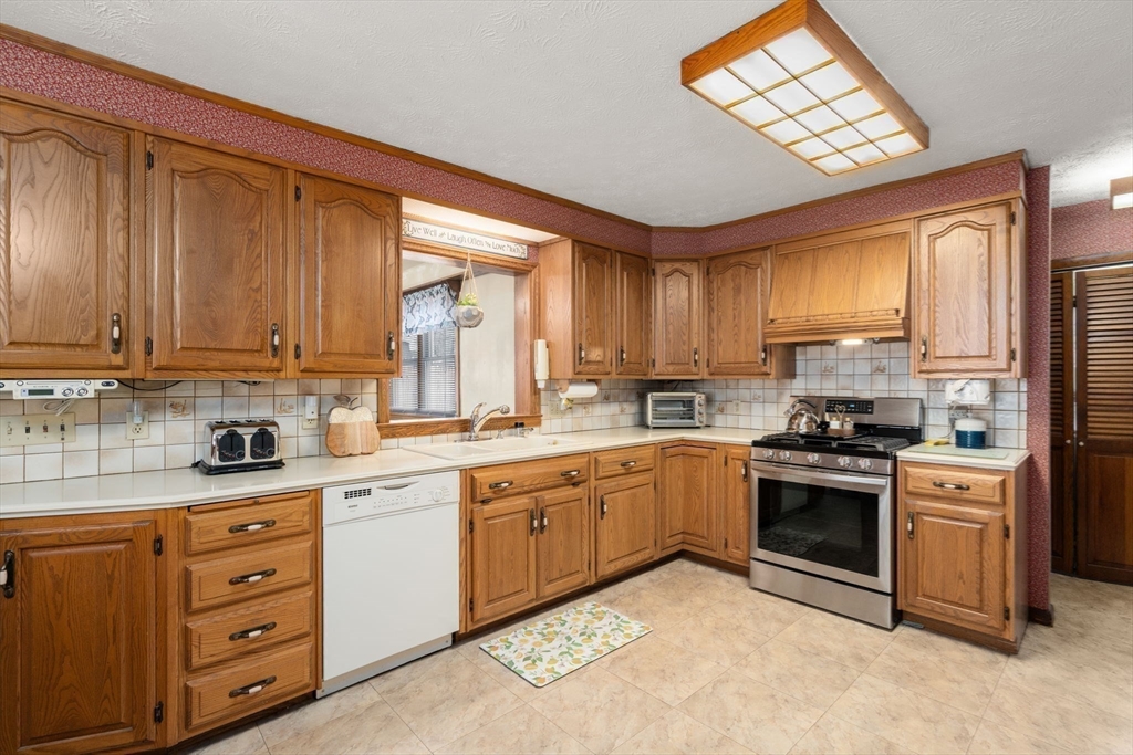 Springfield, Massachusetts 01104, United States, 3 Bedrooms Bedrooms, ,2 BathroomsBathrooms,Residential,Active,110588