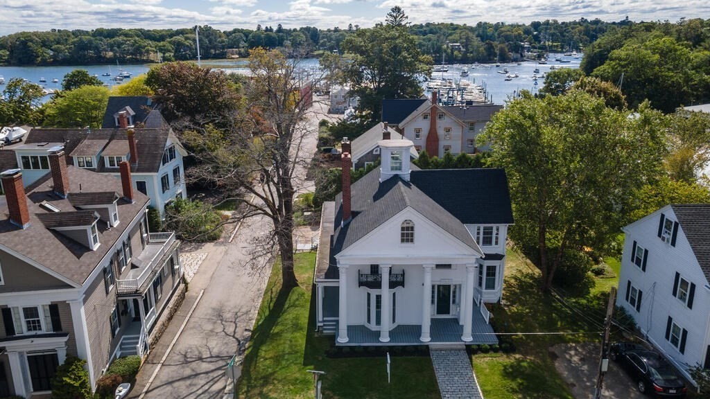24 Bridge St