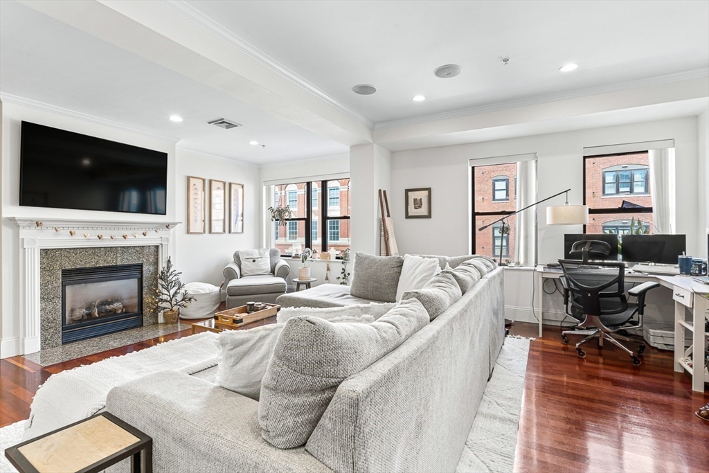 440 Commercial St 402