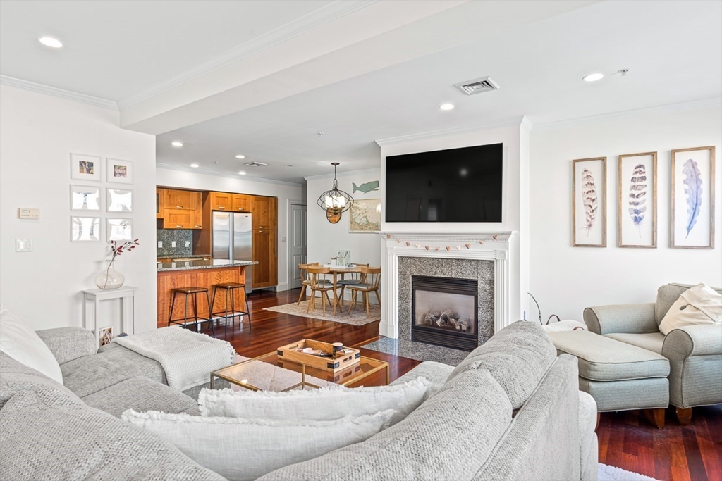 440 Commercial St 402