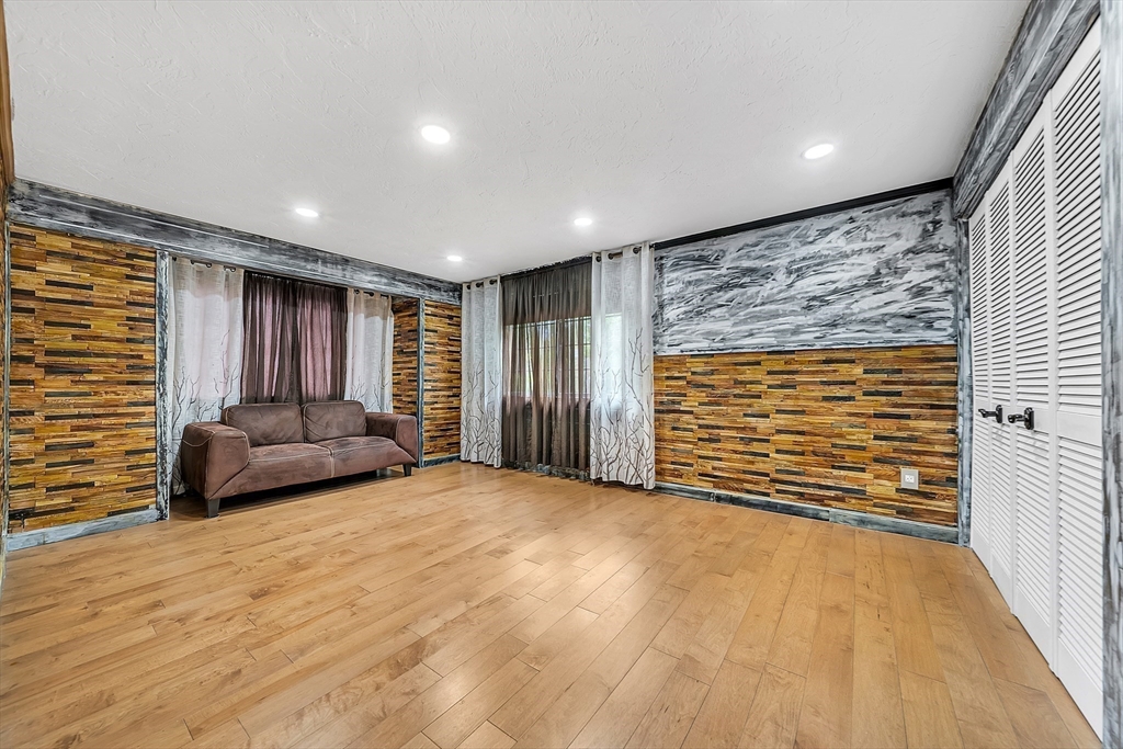 Canton, Massachusetts 02021, United States, 2 Bedrooms Bedrooms, ,3 BathroomsBathrooms,Residential,Contingent,149670