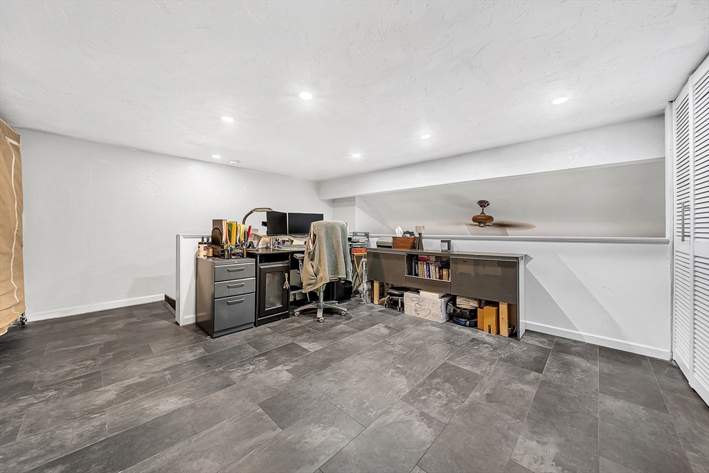 Canton, Massachusetts 02021, United States, 2 Bedrooms Bedrooms, ,3 BathroomsBathrooms,Residential,Contingent,149670