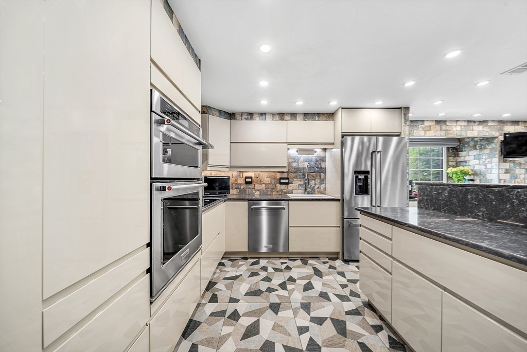 Canton, Massachusetts 02021, United States, 2 Bedrooms Bedrooms, ,3 BathroomsBathrooms,Residential,Contingent,149670