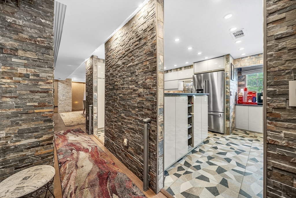 Canton, Massachusetts 02021, United States, 2 Bedrooms Bedrooms, ,3 BathroomsBathrooms,Residential,Contingent,149670