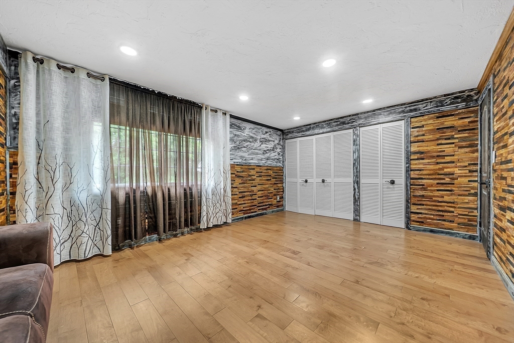 Canton, Massachusetts 02021, United States, 2 Bedrooms Bedrooms, ,3 BathroomsBathrooms,Residential,Contingent,149670