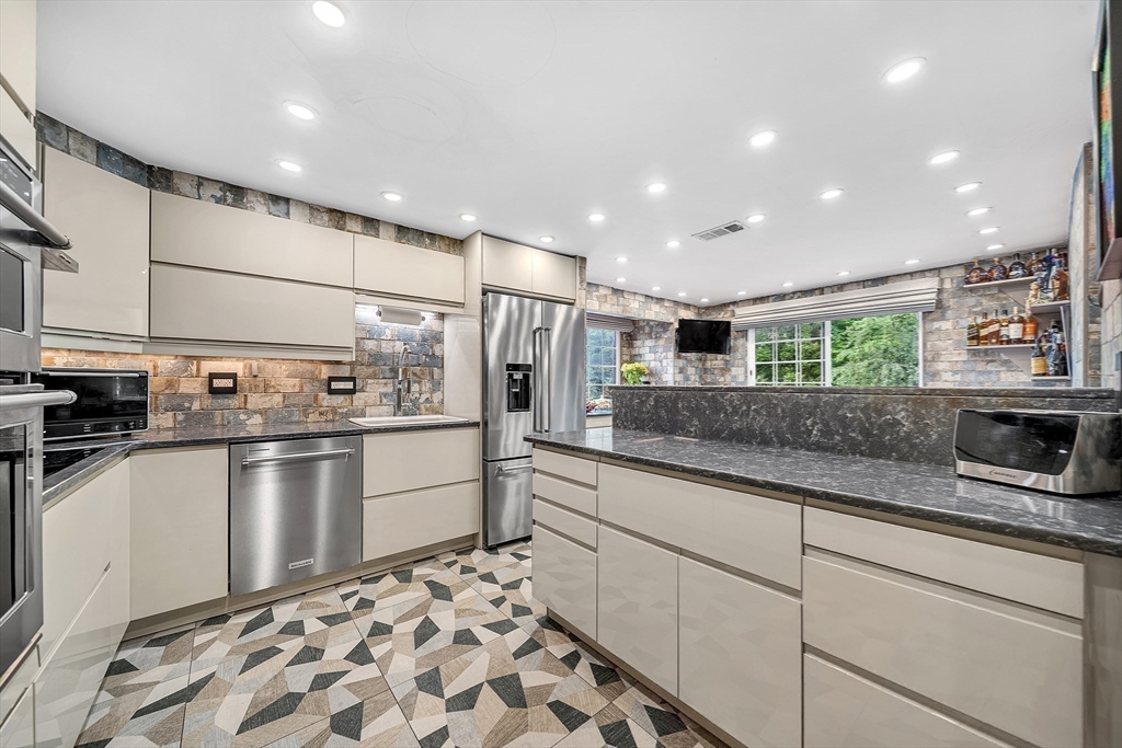 Canton, Massachusetts 02021, United States, 2 Bedrooms Bedrooms, ,3 BathroomsBathrooms,Residential,Contingent,149670