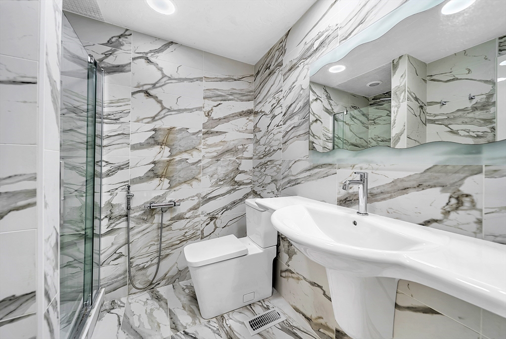 Canton, Massachusetts 02021, United States, 2 Bedrooms Bedrooms, ,3 BathroomsBathrooms,Residential,Contingent,149670