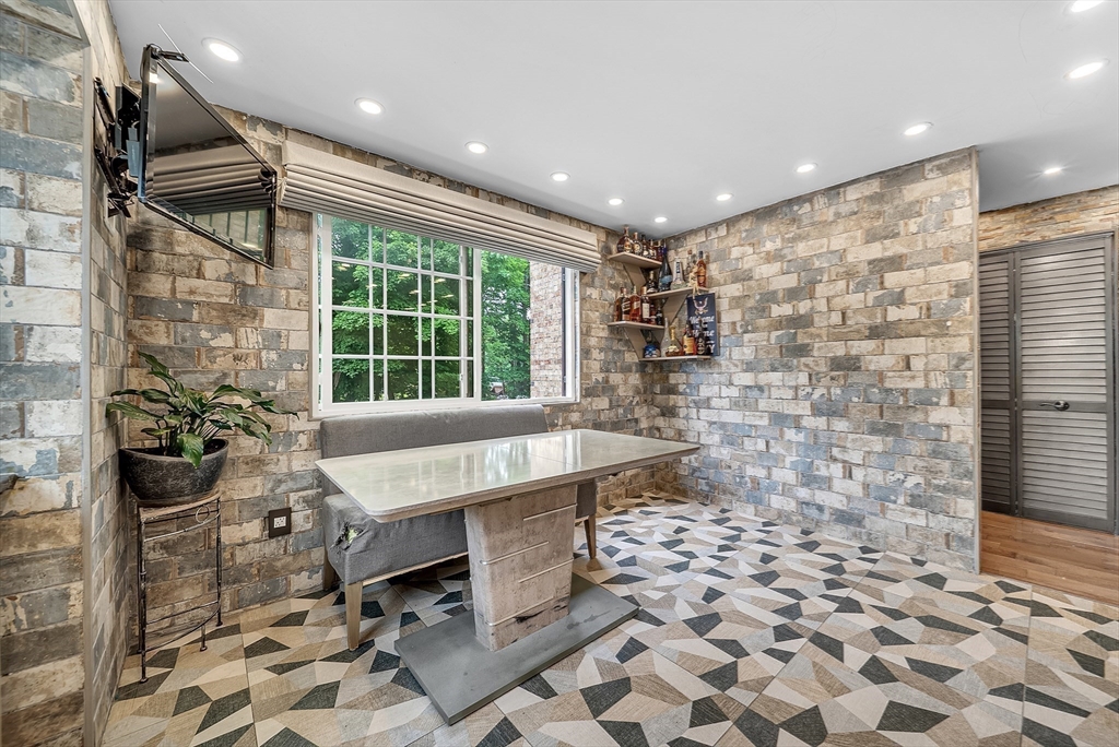 Canton, Massachusetts 02021, United States, 2 Bedrooms Bedrooms, ,3 BathroomsBathrooms,Residential,Contingent,149670