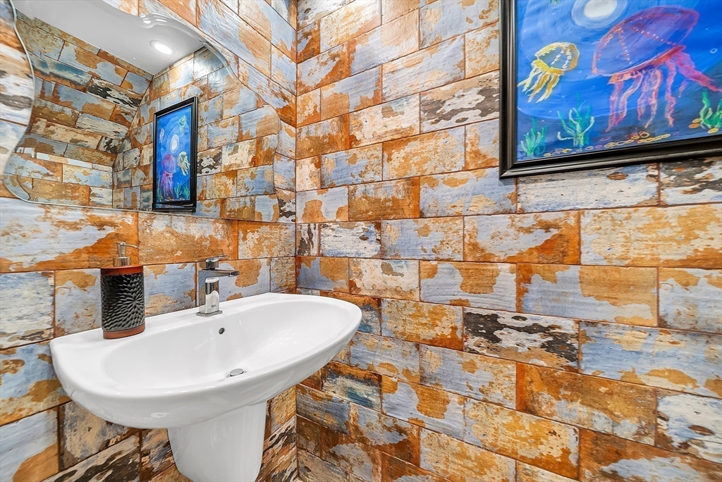 Canton, Massachusetts 02021, United States, 2 Bedrooms Bedrooms, ,3 BathroomsBathrooms,Residential,Contingent,149670