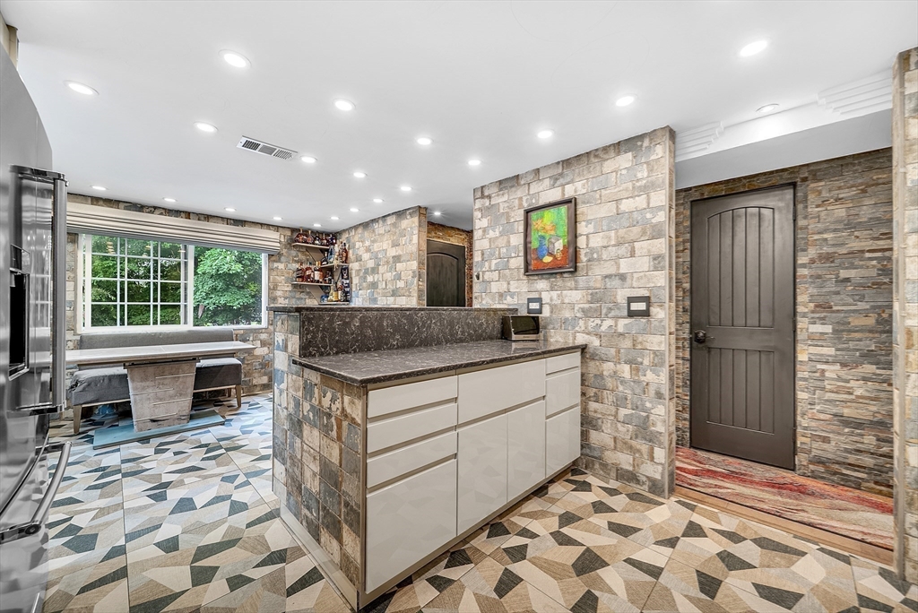 Canton, Massachusetts 02021, United States, 2 Bedrooms Bedrooms, ,3 BathroomsBathrooms,Residential,Contingent,149670