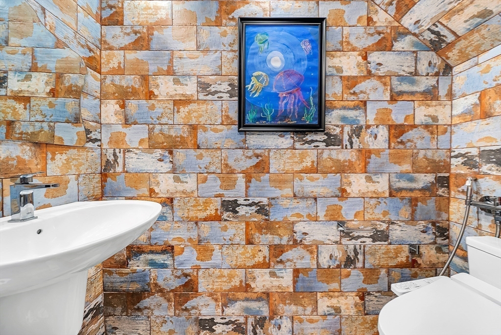 Canton, Massachusetts 02021, United States, 2 Bedrooms Bedrooms, ,3 BathroomsBathrooms,Residential,Contingent,149670