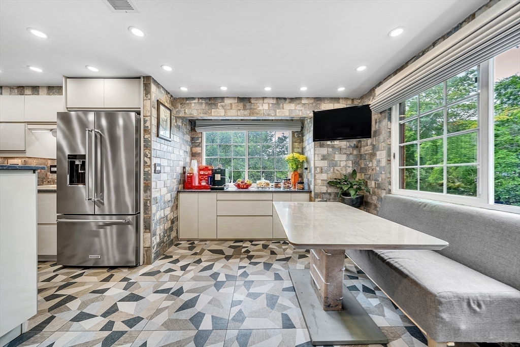 Canton, Massachusetts 02021, United States, 2 Bedrooms Bedrooms, ,3 BathroomsBathrooms,Residential,Contingent,149670